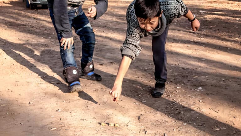 Тысячи детей по всей Астане одновременно сыграли в асык