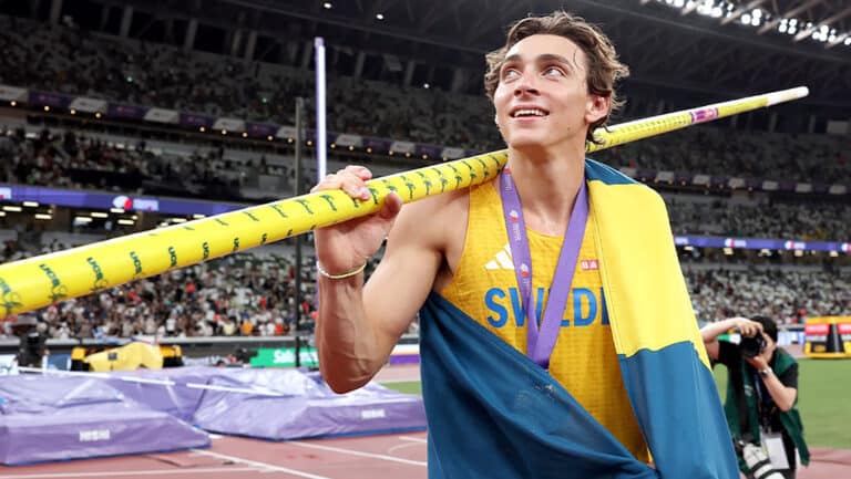 Дюплантис 15-й раз обновил мировой рекорд в прыжках с шестом