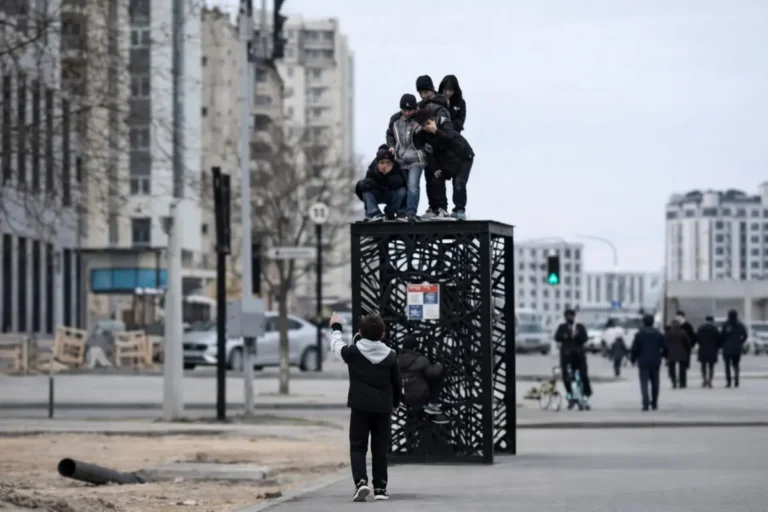 Жители Актау жалуются на детский вандализм