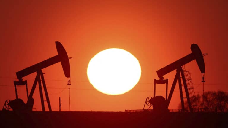 Дорогая нефть сначала увеличит доходы бюджета, а затем ударит по экономике – эксперты