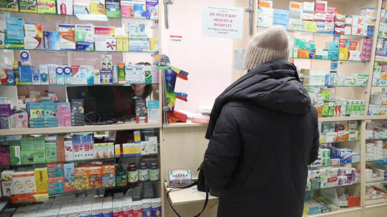 Этиловый спирт и физраствор: что чаще всего покупают казахстанцы в аптеках