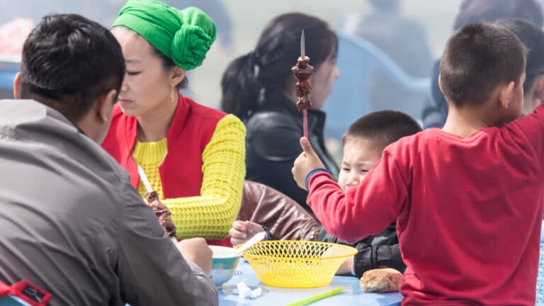 Многодетные семьи в Казахстане питаются хуже и экономят на еде