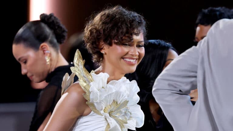 Зендая повторила образ Кэрри Брэдшоу и подтвердила, что вышла замуж за Тома Холланда