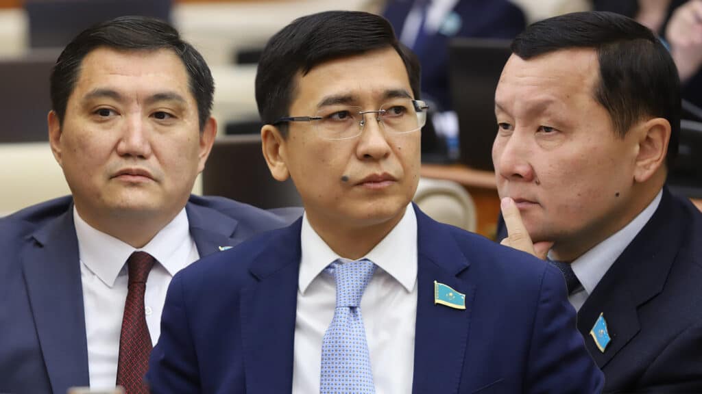 «Қиялдауға уақыт жоқ»: Қазіргі депутаттар Құрылтай құрамына кіргісі келе ме?