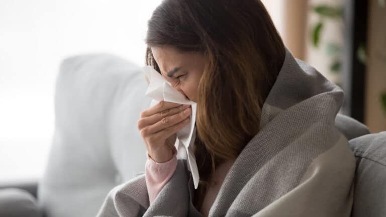 Как аллергикам пережить сезон пыльцы без сильных симптомов