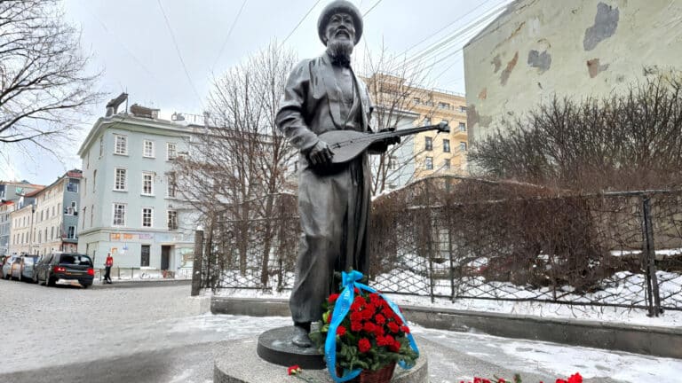 Цветы к памятнику акыну Жамбылу Жабаеву возложили в Санкт-Петербурге