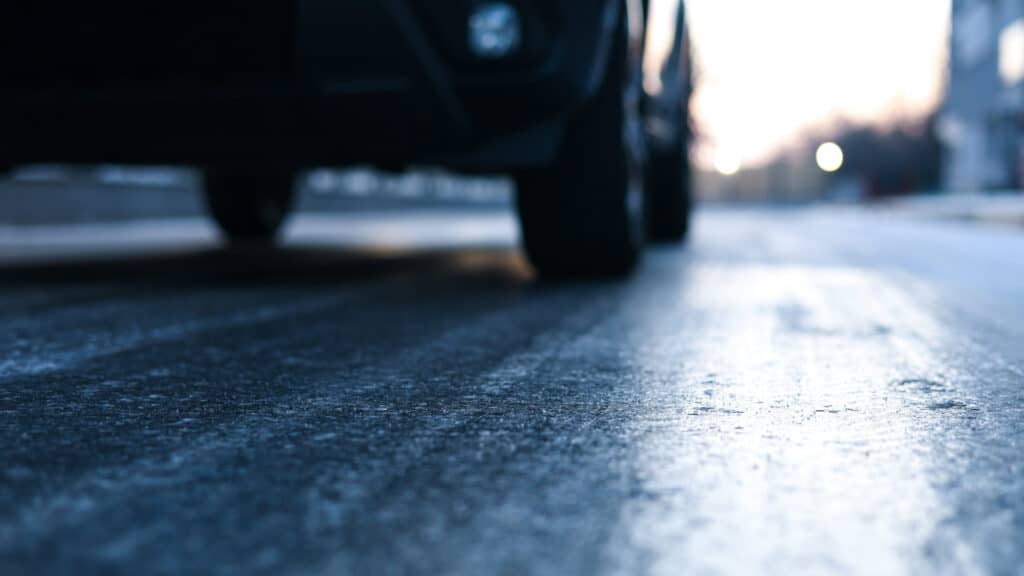 Ледяной дождь парализовал трассы на западе Казахстана