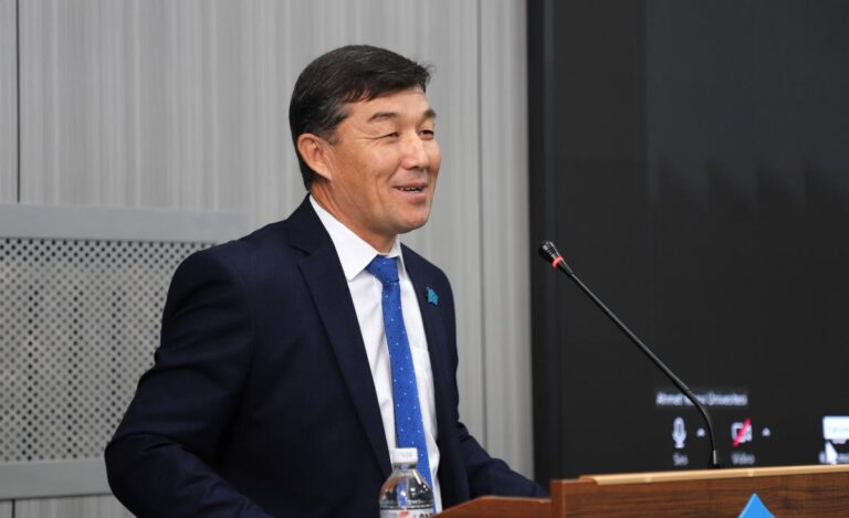 Түркістанға барған бір топ айтыскер Бекарыс Шойбековке ат мінгізді