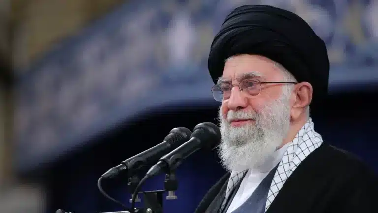 Верховный лидер Ирана жив, но при ударах погибли его родственники – СМИ