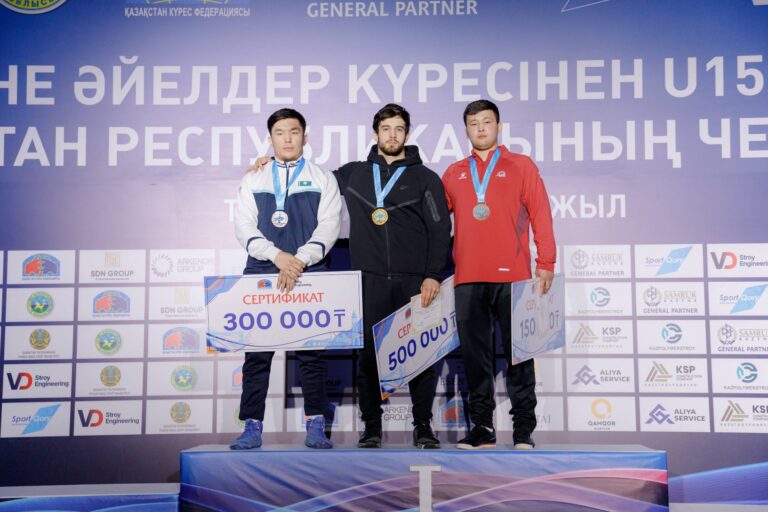 Северо-Казахстанская область взяла два золота: итоги третьего дня ЧРК по борьбе