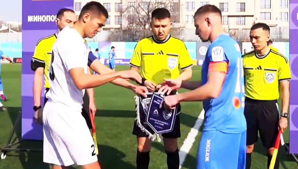 Капитаны команд Амандык Набиханов («Каспий») и Дмитрий Шмидт («Алтай)» перед началом матча