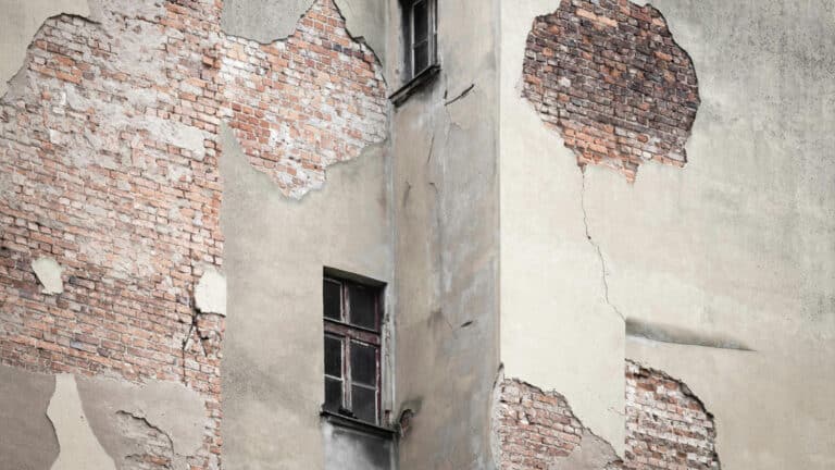 Плесень и трещины: что делать казахстанцам, получившим некачественное соцжилье