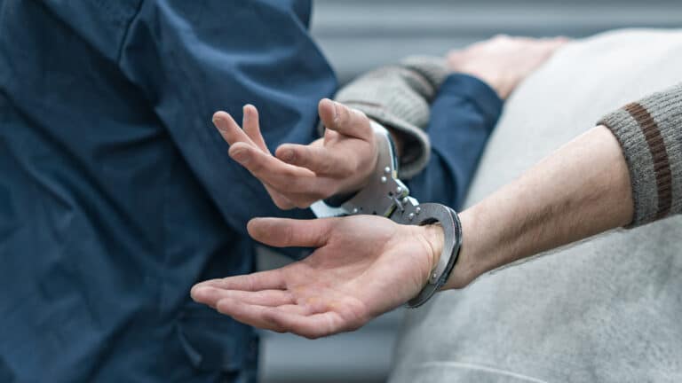 В ЗКО арестовали экс-чиновника по подозрению в изнасиловании девушки-подростка