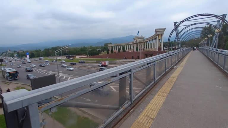 Тело неизвестного нашли под президентским мостом в Алматы