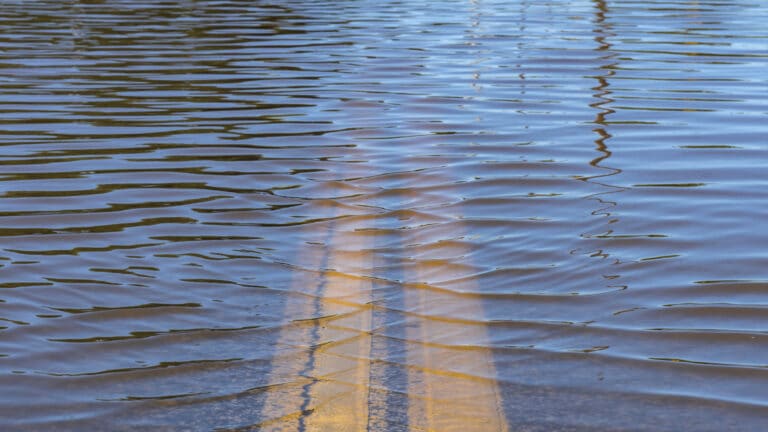Больше 200 дорог могут уйти под воду в Казахстане и их число растет