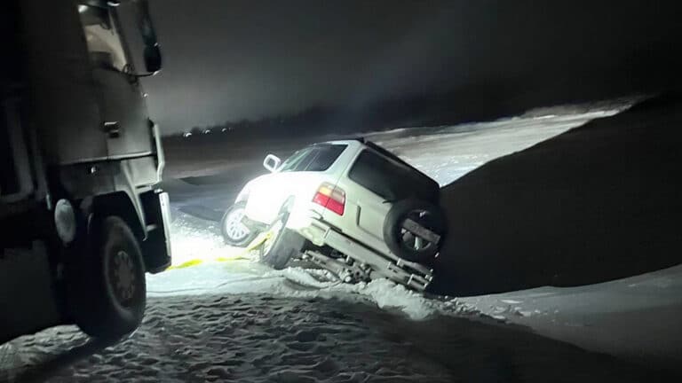 Полицейские вытащили машину жителя Барнаула из кювета в Павлодарской области