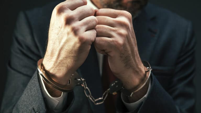 Деньги на дороги ушли на фиктивные зарплаты: в ВКО осудили экс-главу филиала КАЖ