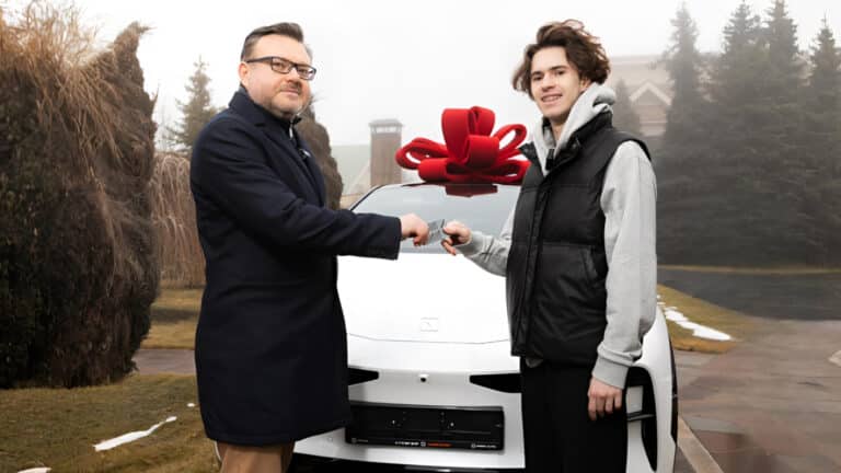 Шайдорову вручили еще один автомобиль