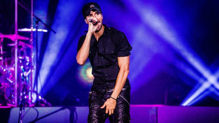 Казахстанцев предупредили о продаже фейковых билетов на Энрике Иглесиаса