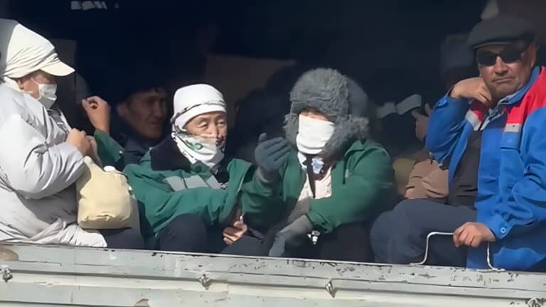 Акимат Актау ищет новый транспорт после жалоб на перевозку коммунальщиков