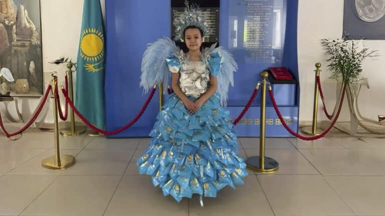 Платье из шоколадных оберток для школьного конкурса восхитило казахстанцев