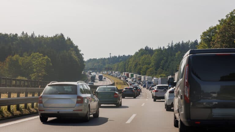 Кыргызстан пригрозил Казахстану жалобой в ЕЭК из-за пробок на границе