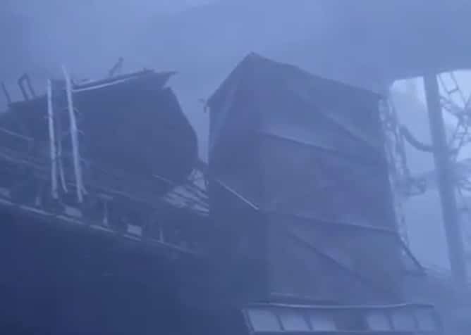 Ветер обрушил часть трубы на заводе ферросплавов в Павлодарской области