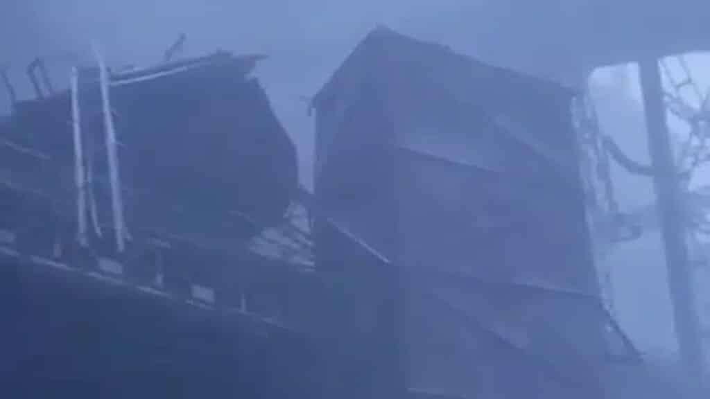 Павлодар облысындағы ферроқорытпа зауытының мұржасы желден құлады