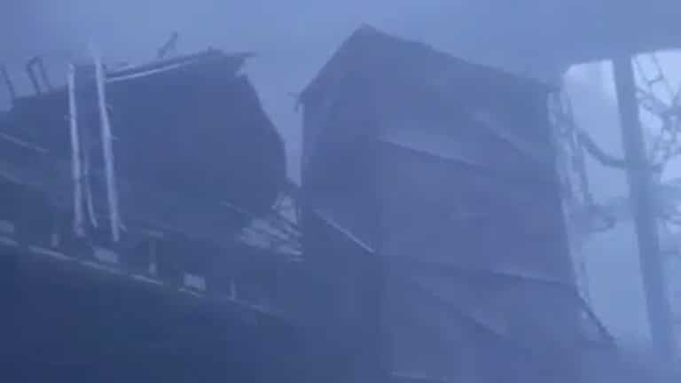 Павлодар облысындағы ферроқорытпа зауытының мұржасы желден құлады