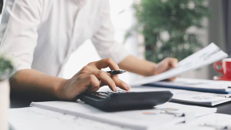 Кто из казахстанцев может законно увеличить зарплату в 2026 году