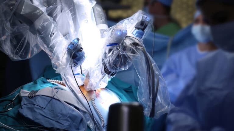 Какие роботы участвуют в хирургических операциях и есть ли они в Казахстане