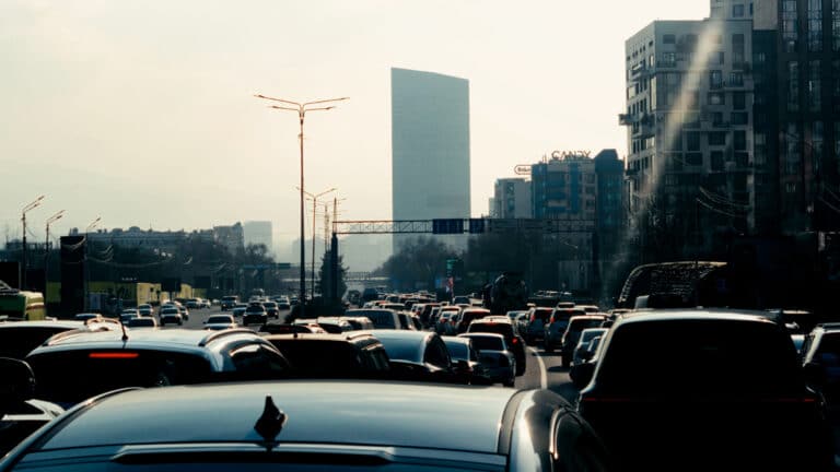 Алматы и Астана встали в пробках в преддверии 8 марта