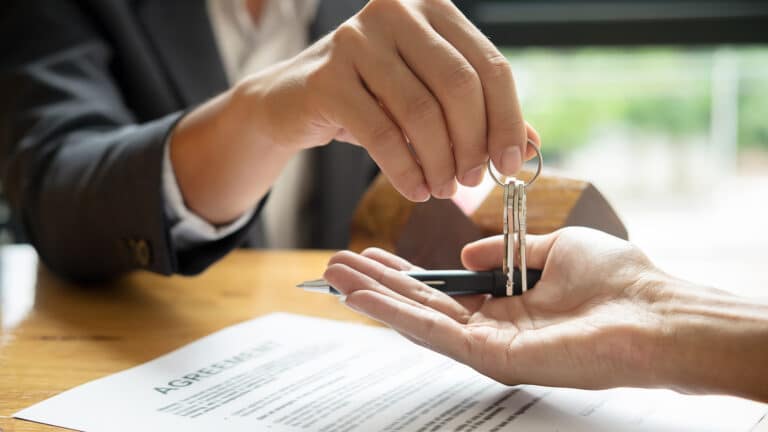 Казахстанцам выдают меньше кредитов, но ипотека растет