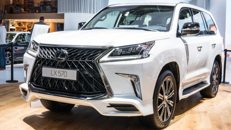 Lexus за 28,3 млн тенге подарила авиакомпания миллионеров своему топ-менеджеру