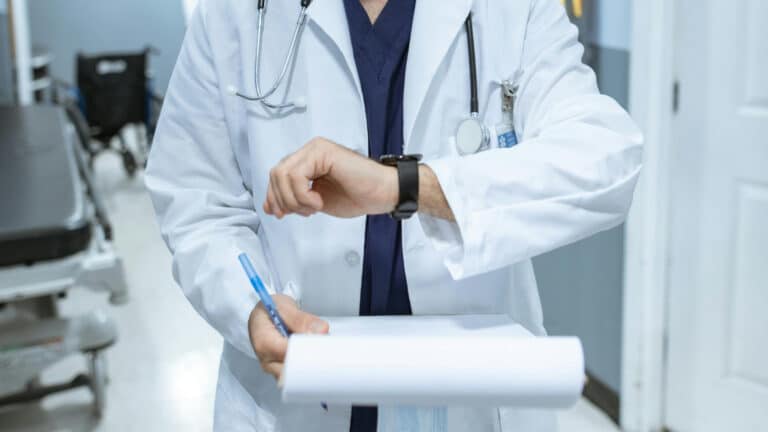 Исследование показало, что выгорание у врачей приводит к частому уходу из профессии