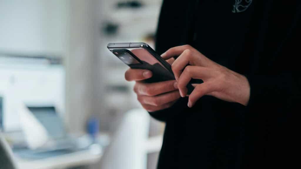 «Ваша посылка не доставлена»: в МВД предупредили о новой схеме кражи денег через SMS