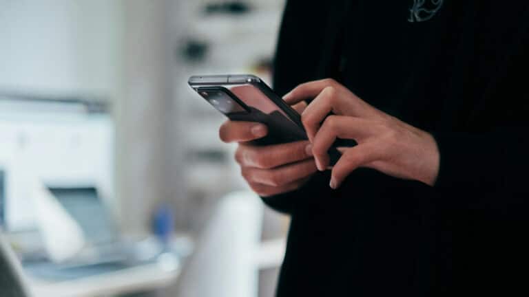 «Ваша посылка не доставлена»: в МВД предупредили о новой схеме кражи денег через SMS