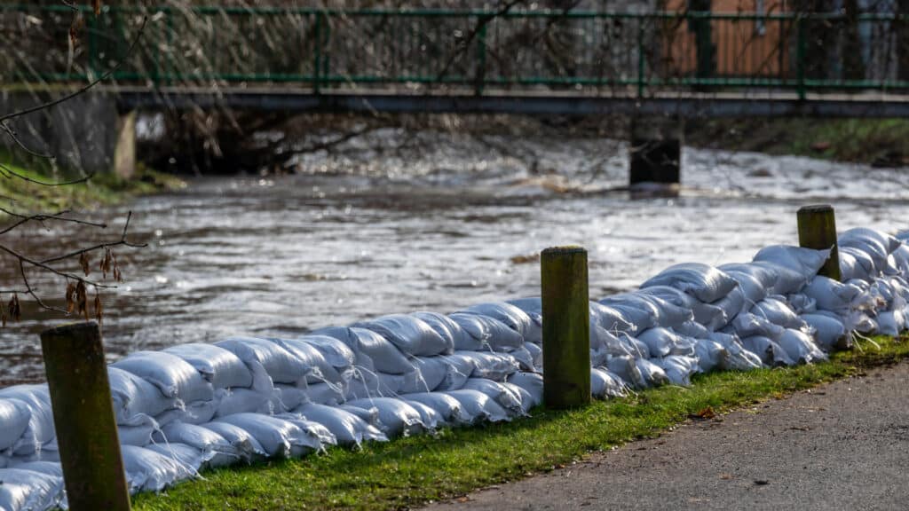 Бектенов поручил подготовить к паводку дамбы и запасы ГСМ в 5 областях Казахстана  