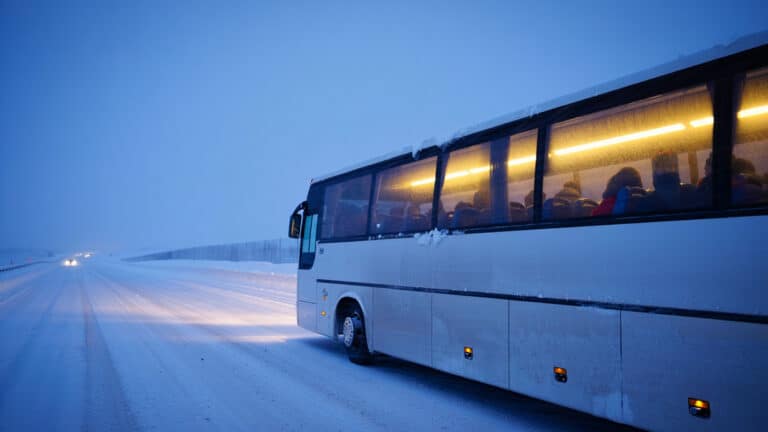Полицейские спасли пассажиров автобуса в мороз на трассе под Актобе