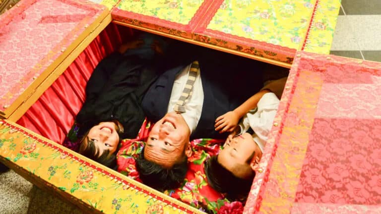 Необычный тренд на медитацию в гробу завирусился в Японии