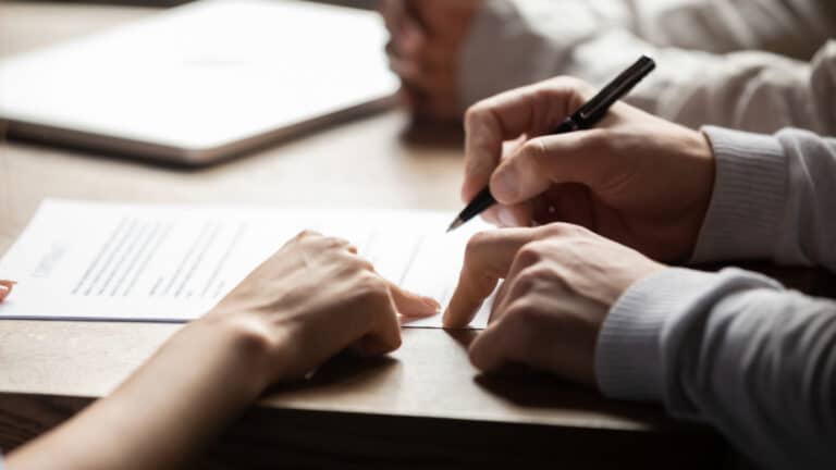 Бизнес ринулся массово регистрировать трудовые договоры казахстанцев из-за штрафов