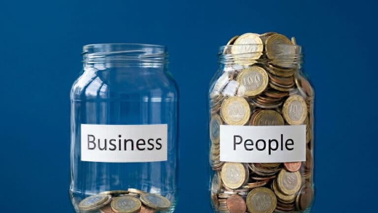 Бизнес изымает свои деньги с депозитов, а население – продолжает копить