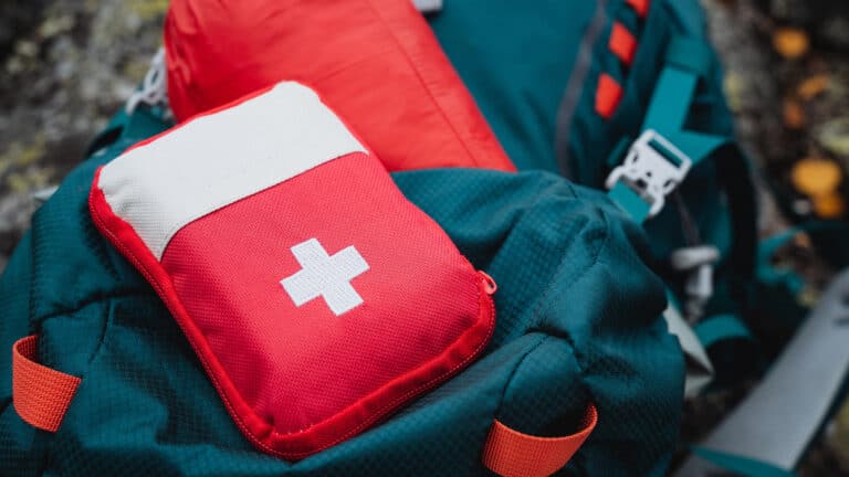 Что должно быть в аптечке для выезда на природу
