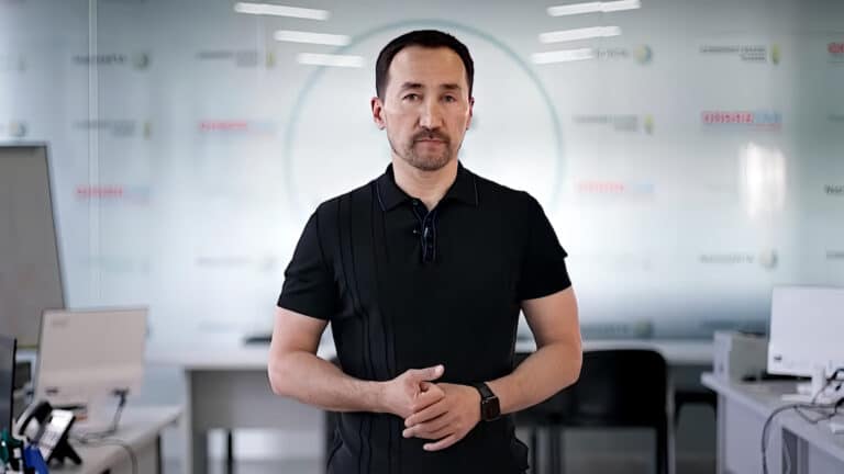 На казахстанца, находящегося под арестом в Бишкеке, подал в суд его же завод