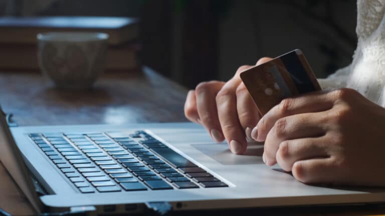 Переводы из Казахстана за рубеж упали более чем на треть