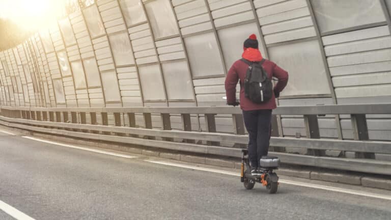 Почему в Алматы ограничивают самокаты, но они работают в других городах