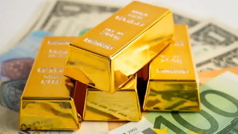 Цены на золото выросли на фоне падения нефти и заявлений Трампа