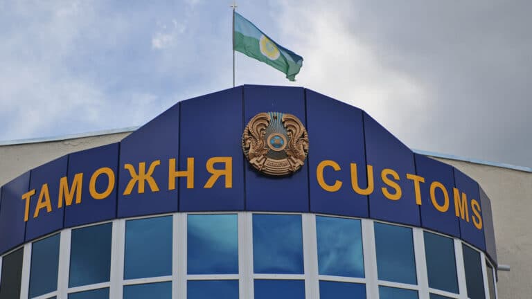 На юге Казахстана закрыли трассу к таможенным постам в Китай и Кыргызстан