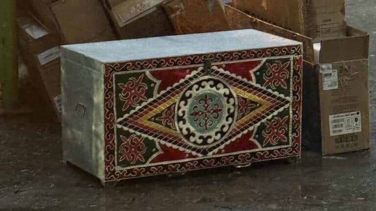 Выброшенный на мусорку сандык расстроил пользователей Казнета