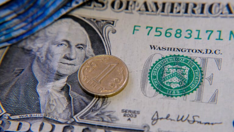 Эксперт назвал укрепление тенге «искусственным» и посоветовал скупать доллары